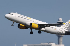 dl iag international consolidated airlines group iag vueling airbus a320 wikimedia public domain image ftse 100 min