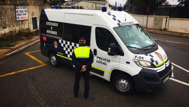 ep agente y furgon de policia local de granada