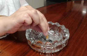 ep apagando un cigarrillo cenicero tabaco