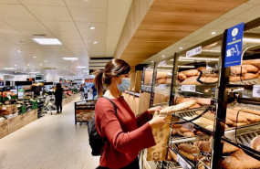 ep archivo   cliente comprando pan en un supermercado de lidl