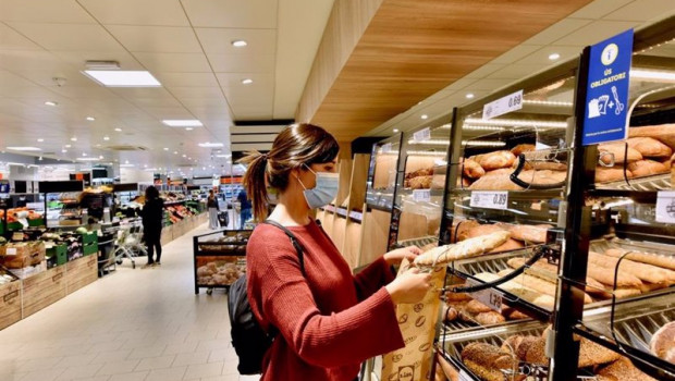 ep archivo   cliente comprando pan en un supermercado de lidl