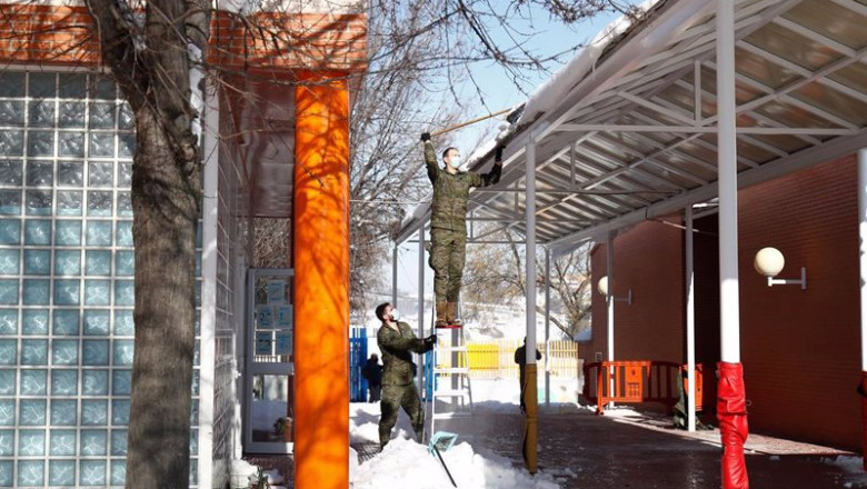 Archivo - Dos militares de la Unidad Militar de Emergencias (UME) retirando nieve tras el paso de la borrasca Filomena el pasado mes de enero | Óscar J.Barroso - Europa Press - Archivo ep archivo dos militares de la unidad militar de emergencias ume retirando nieve tras el paso de