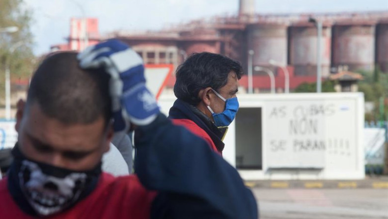 Archivo - Empleados de Alcoa durante el segundo de día manifestación convocada frente a la fábrica tras la ejecución oficial del ERE de 524 trabajadores, en San Cibrao, A Mariña, Lugo, Galicia (España), a 10 de octubre de 2020. Dicha concentración se debe | Carlos Castro - Europa Press - Archivo ep archivo empleados de alcoa durante el segundo de dia manifestacion convocada frente a la