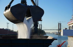 ep archivo   imagen de recurso relacionada con una descarga de fertilizante en el puerto de sevilla