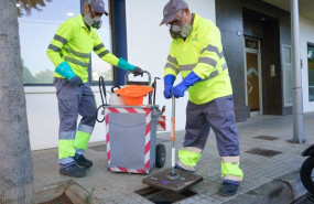 ep archivo   trabajadores municipales desinfectando en tapas de alcantarilla dentro del programa