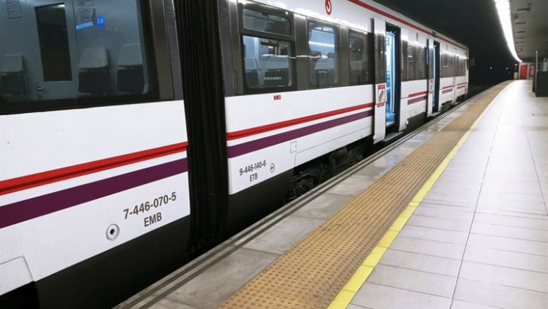 Archivo - Tren de cercanías en una estación de Sevilla en imagen de archivo | EUROPA PRESS - Archivo ep archivo tren de cercanias en una estacion de sevilla en imagen de archivo