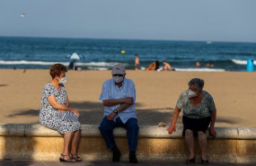 ep archivo   tres personas mayores descansan en el paseo maritimo de la playa de la malvarrosa