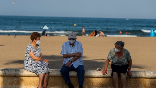 ep archivo   tres personas mayores descansan en el paseo maritimo de la playa de la malvarrosa