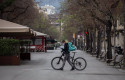 ep archivo   un trabajador de deliveroo en bicicleta en una imagen de archivo