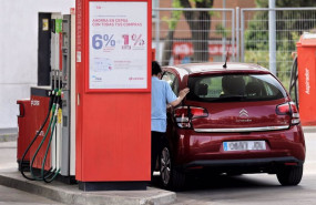 ep archivo   una mujer repostando en una gasolinera a 12 de mayo de 2022 en madrid espana el precio