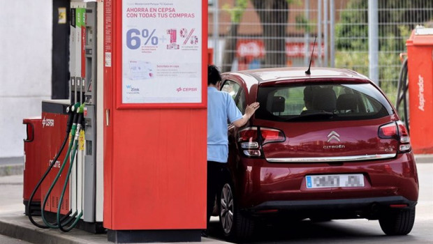 ep archivo   una mujer repostando en una gasolinera a 12 de mayo de 2022 en madrid espana el precio