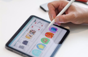 ep archivo una persona mira a traves de una tablet la web de amazon en madrid espana ep archivo una persona mira a traves de una tablet la web de amazon en madrid espana