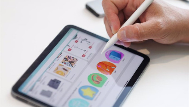 ep archivo   una persona mira a traves de una tablet la web de amazon en madrid espana