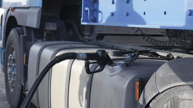 ep archivo   una persona reposta gasolina en su camion en una gasolinera de albacete