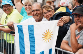 ep archivo   varias personas con una bandera de uruguay