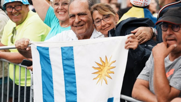 ep archivo   varias personas con una bandera de uruguay