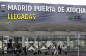 ep archivo varias personas en el exterior de la estacion de atocha almudena grandes ep archivo varias personas en el exterior de la estacion de atocha almudena grandes
