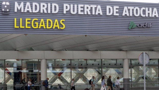 ep archivo   varias personas en el exterior de la estacion de atocha almudena grandes