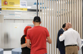 ep archivo   varias personas en una oficina de empleo a 6 de septiembre de 2023 en rivas vaciamadrid