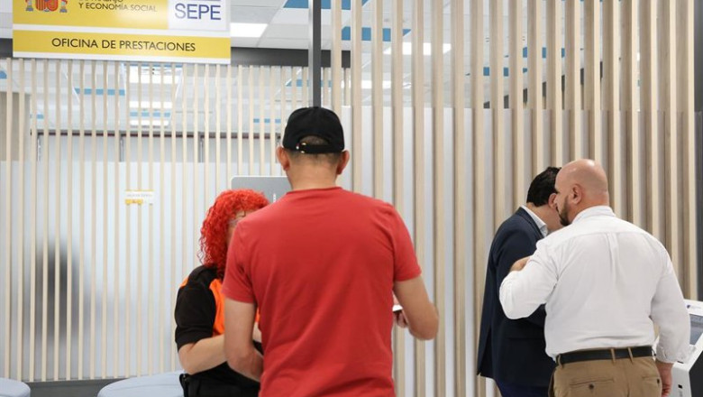 ep archivo   varias personas en una oficina de empleo a 6 de septiembre de 2023 en rivas vaciamadrid