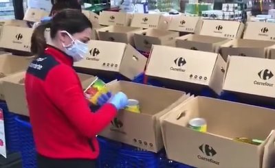 ep carrefour y la embajada argentina colaboran para la entrega de alimentos a argentinos residentes