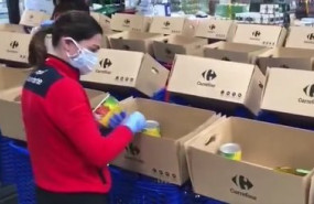 ep carrefour y la embajada argentina colaboran para la entrega de alimentos a argentinos residentes