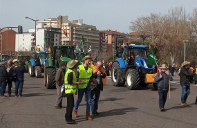 ep casi 800 tractores y mas de 2500 agricultores inundaron las calles de leon para reivindicar el