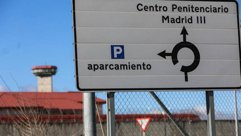 Un cartel indica la dirección a la entrada de la Cárcel de Valdemoro/Centro Penitenciario Madrid III, junto al exterior de la prisión, en Valdemoro (Madrid) a 6 de marzo de 2020. | Jesús Hellín - Europa Press ep centro penitenciario madrid iii junto al exterior de la prision en valdemoro madrid a 6 de marzo