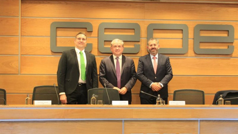 De izquierda a derecha, el responsable de Conocimiento y Agenda 2030 de UNE, Daniel Massó; el secretario permanente del CEIB, Narciso Casado, y el vicepresidente nacional de Asuntos Internacionales y Laborales de Coparmex, Fernando Treviño. | CEOE ep de izquierda a derecha el responsable de conocimiento y agenda 2030 de une daniel masso el