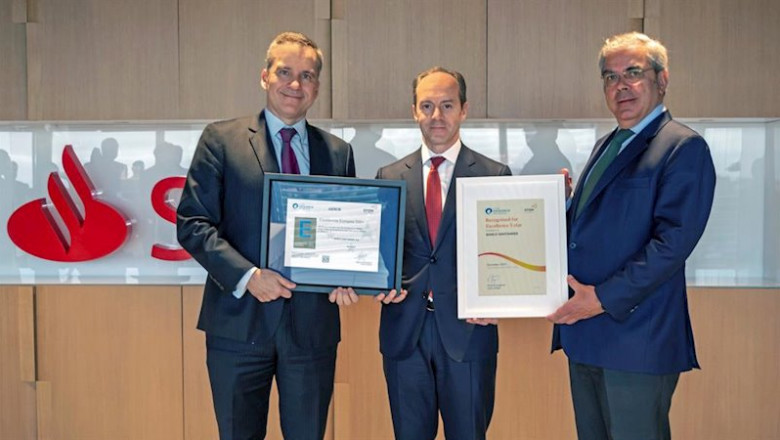 De izquierda a derecha: Rafael García Meiro, CEO de AENOR; Rami Aboukhair, CEO de Santander España, e Ignacio Babé, secretario general y CEO del Club Excelencia. | AENOR ep de izquierda a derecha rafael garcia meiro ceo de aenor rami aboukhair ceo de santander espana e