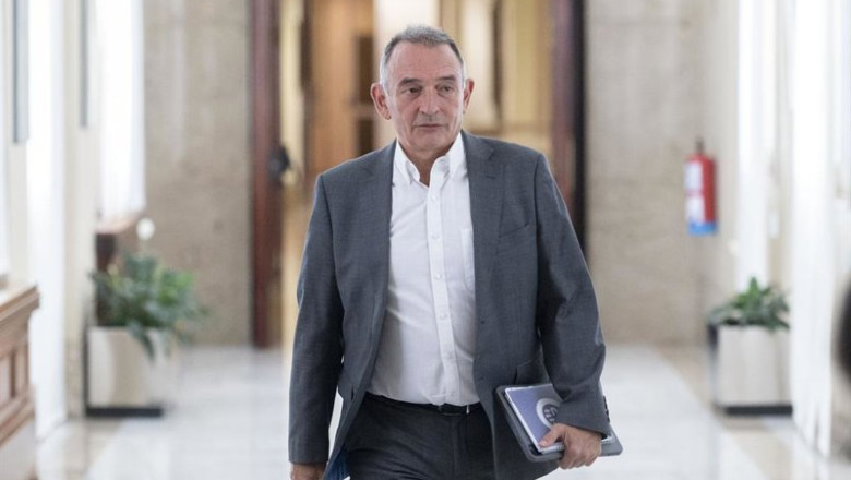 ep el diputado de sumar enrique santiago a su llegada a una reunion de la junta de portavoces en el ep el diputado de sumar enrique santiago a su llegada a una reunion de la junta de portavoces en el