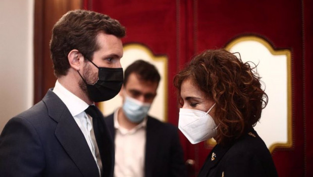 ep el lider del pp pablo casado conversa con la ministra portavoz y ministra de hacienda maria jesus