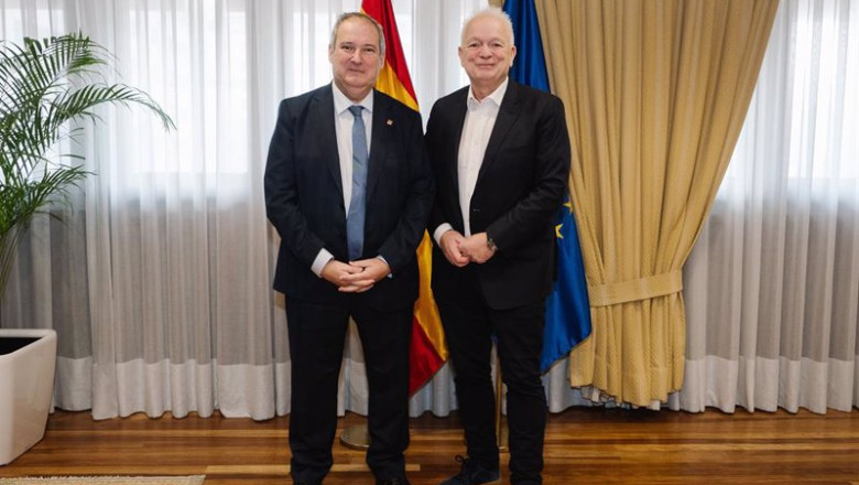 El ministro de Industria y Turismo, Jordi Hereu, y el consejero delegado de Ryanair, Eddie Wilson. | DAVID LOPEZ VILLALTA ep el ministro de industria y turismo jordi hereu y el consejero delegado de ryanair eddie wilson