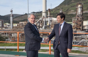 ep el presidente de petronor emiliano lopez atxurra saluda al presidente de kutxabankanton arriola