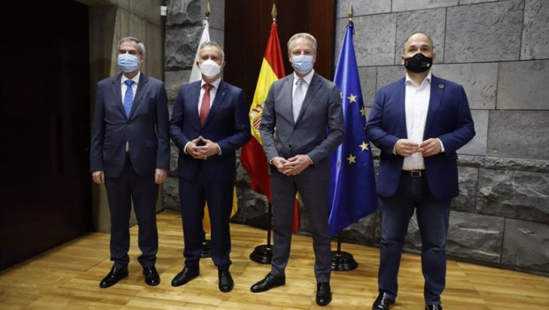 ep el presidente del gobierno de canarias angel victor torres y el ceo de cepsa maarten wetselaar en
