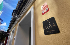 ep entrada al hotel room mate alba en la calle de las huertas de madrid uno de los dos hoteles donde