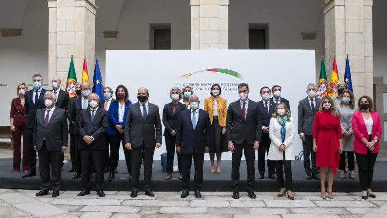 Foto de familia del primer ministro de Portugal, Antonio Costa (4i); el presidente del Gobierno, Pedro Sánchez (5i); la vicepresidenta primera y ministra de Asuntos Económicos, Nadia Calviño (6i); la vicepresidenta segunda y ministra de Trabajo y Economía | Jorge Armestar - Europa Press ep foto de familia del primer ministro de portugal antonio costa 4i el presidente del gobierno pedro