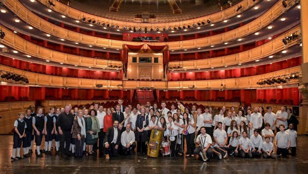 ep la orquesta de instrumentos reciclaros de cateura en una imagen de archivo en el teatro real con