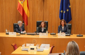 ep la presidenta de la aeb alejandra kindelan derecha el diputado de sumar carlos martin urriza y la