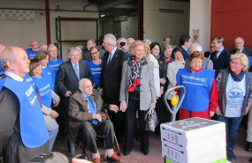 ep la reina sofia centro rodeada de voluntarios del banco de alimentos de cordoba y autoridades