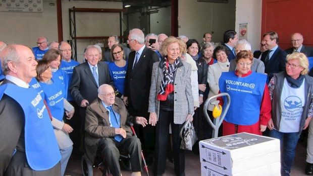 ep la reina sofia centro rodeada de voluntarios del banco de alimentos de cordoba y autoridades