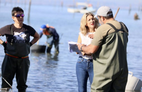 ep la vicepresidenta segunda del gobierno y ministra de trabajo yolanda diaz habla con un mariscador