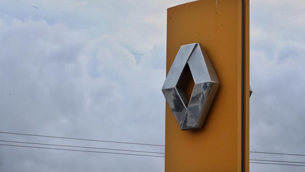 ep logo de renault en un concesionario de madrid