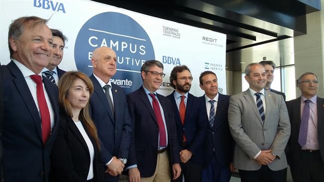 El ministro Álvaro Nadal, en el centro, en la inauguración de Campus Executive | Europa Press ep ministro alvaro nadal encentro eninauguracioncampus executive