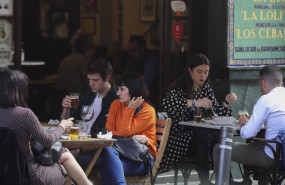 ep personas en la terraza de un bar en sevilla andalucia espana a 12 de marzo de 2021