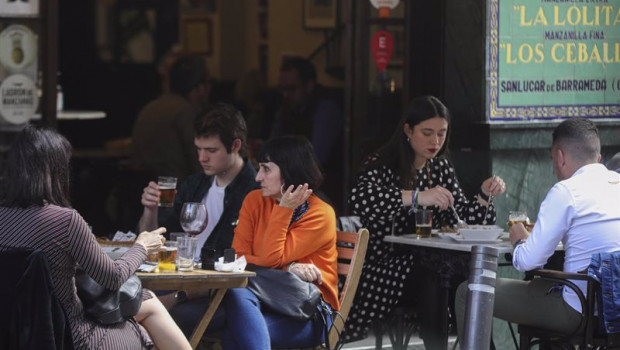ep personas en la terraza de un bar en sevilla andalucia espana a 12 de marzo de 2021