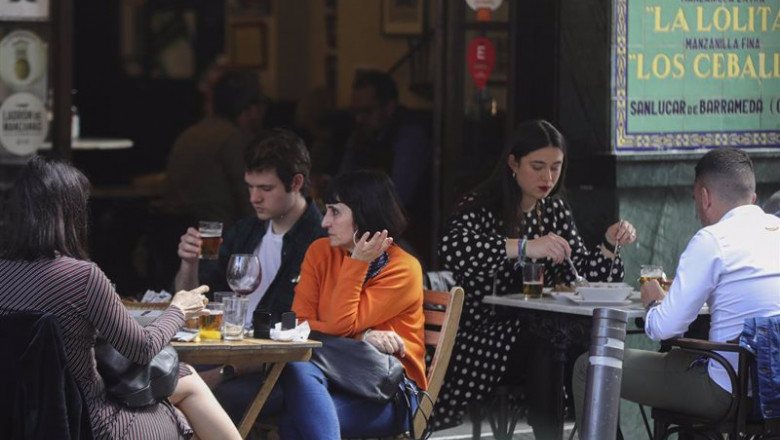 ep personas en la terraza de un bar en sevilla andalucia espana a 12 de marzo de 2021