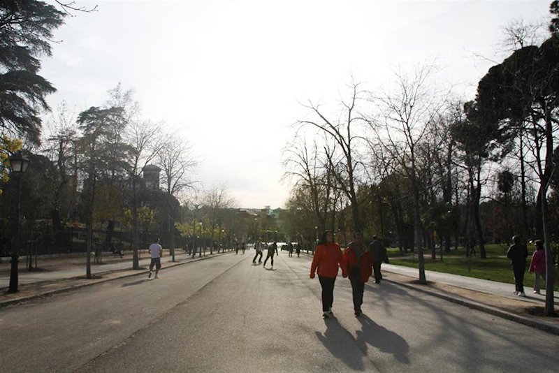 ep turistas caminando por el parque del retiro ep turistas caminando por el parque del retiro
