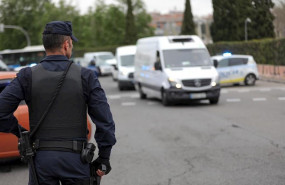 ep un agente de la policia nacional en un control policial en la glorieta del marques de vadillo