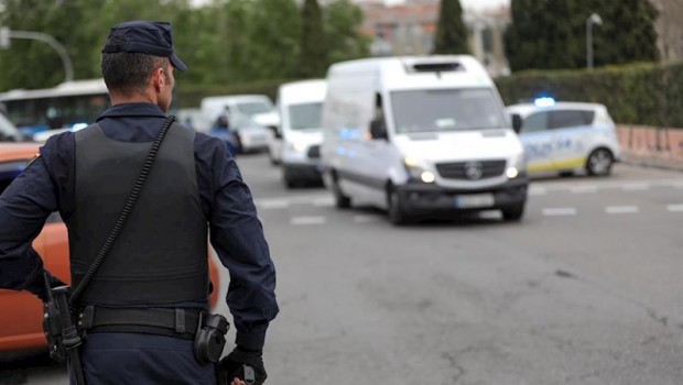 ep un agente de la policia nacional en un control policial en la glorieta del marques de vadillo